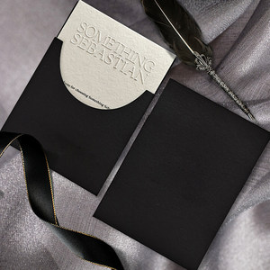 Busta in Carta Texturizzata Nera 300gsm Personalizzata con Logo, Formato A6, con Stampa Opaca e Finitura Goffrata per Biglietti di Ringraziamento - Product Image 4