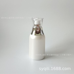 Botella cosmética acrílica Ql de 50 ml con cabezal dosificador para envasado de lociones y sérums - Product Image 2