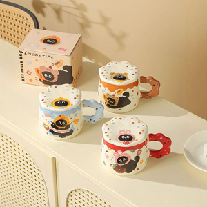 Niveau d'apparence de haute qualité Adorable en forme de chat en céramique super mignonne avec couvercle tasse à eau, convient comme cadeau d'anniversaire - Product Image 1