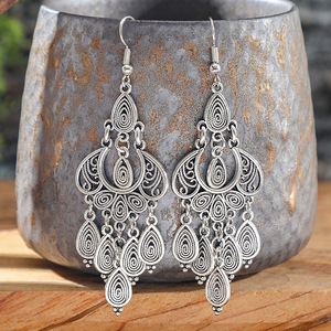 Boucles d'oreilles pendantes bohèmes plaquées argent avec pompons, bijoux raffinés pour femme, à porter au quotidien - Product Image 1