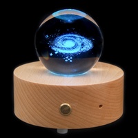 Noël sculpté en bois massif Bluetooth boîte à musique créatif cadeau en bois ornement boule de cristal rougeoyante gravé boîte à musique en cristal