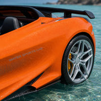 Véhicule aquatique en fibre de verre noir mat, type supercar, jet-car, bateau, avec aile arrière, pour parc d'attractions en bord de mer