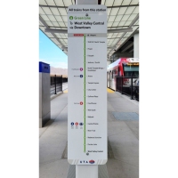 Boîte lumineuse LED rectangulaire sur pied pour intérieur, cadre en aluminium, signalisation directionnelle PIDS pour gares ferroviaires à grande vitesse