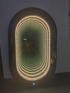 Miroir de salle de bain moderne à LED, miroir tunnel, miroir de salle de maquillage, miroir tunnel magique à LED, illusion d'infini, tendance sur TikTok - Product Image 2