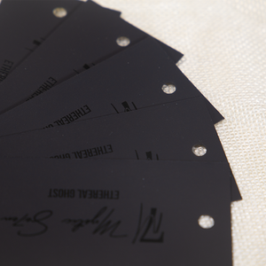 Özel yumuşak dokunmatik siyah kağıt giyim salıncak etiketleri nokta UV kabartma logosu giysi etiketi bebek için - Product Image 2