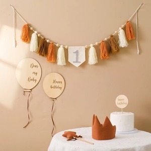 Set Regalo Decorativo per Festa di Compleanno per Bambini con Corona in Cotone, Bacchetta Magica, Palloncino in Legno Fatto a Mano e Striscione con Nappine - Product Image 3