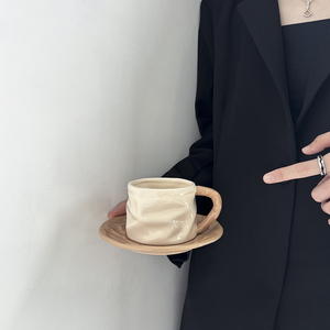 BloomSip Ensemble tasse à café et soucoupe en céramique sculpturale froissée, Mug artistique froissé couleur <span class=keywords><strong>crème</strong></span>, Vente en gros, Logo personnalisé, OEM ODM, Cadeau esthétique - Product Image 3