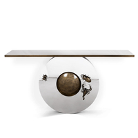 Table console sculptée de style fossile pour salon et chambre à coucher, design géométrique et pieds plaqués laiton, pour une ambiance de luxe moderne
