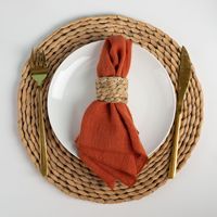 Anneaux de serviette en paille tressée faits à la main pour la décoration de table à la maison et boutons de serviette créatifs en papyrus tissé pour hôtels