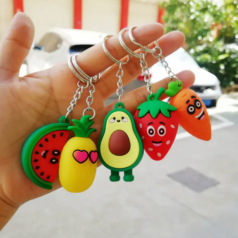 Pvc Cartoon Fruit Sleutelhanger Leuke Avocado Aardbei Wortel Sleutelhanger Mode Multifunctionele Legering Sleutelhangers Tas Hanger Mooie Gift