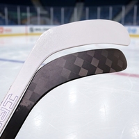 Différents modèles de bâtons de hockey sur glace en fibre de carbone légers et résistants à l'usure pour adolescents et adultes