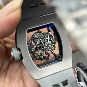 Un moderno reloj mecánico de lujo para hombre con reserva de marcha, correa de caucho impermeable y esfera esqueletizada. - Product Image 2