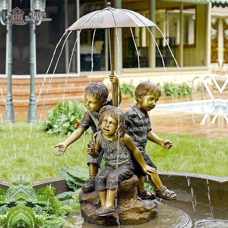 金属製のブロンズ製の子供たちの少年少女の真鍮製彫刻噴水、傘の置かれ