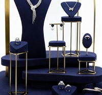 Présentoir à bijoux de luxe en velours bleu marine avec structure métallique incurvée, éclairage LED, design personnalisable, support à bijoux haut de gamme durable