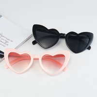 Lunettes de soleil colorées en forme de cœur rose Love&roses pour femmes Lunettes de soleil féminines rétro Love Heart Gradient Eyewear
