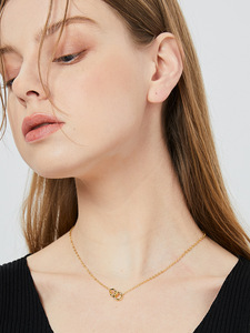 Collier double cercle en laiton plaqué or 18 carats pour femme, pendentif anneau métallique minimaliste, bijou tendance, accessoire quotidien - Product Image 4