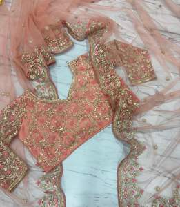 Experimente la Moda Invernal Elevada: Artesanía Exquisita en Terciopelo de Seda que Combina Comodidad, Elegancia y Detalles de Diseño sin Costuras - Product Image 1