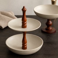 Ensemble de plateaux en bois simples et connectés, plateau à fruits, présentation de desserts pour le thé de l'après-midi à la maison, plateau de service pour les cafés