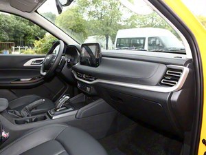 Pick-up diesel 2WD automatique <span class=keywords><strong>JMC</strong></span> Yuhu 7 2.0T Turbo 2022 |   Volant à gauche, pneus R17, galerie de toit métallique, sièges en tissu, intérieur foncé - Product Image 3