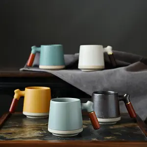 Tasses de poterie de luxe en glaçure mate de Style japonais, tasses personnalisées en céramique avec poignée en bois peuvent être personnalisées avec le Logo de haute qualité