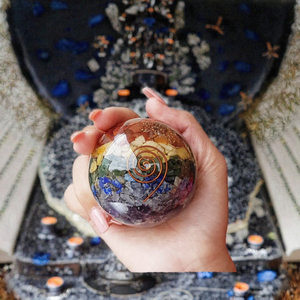 Boule de cristal avec sept pierres de chakra et incrustation spirale en cuivre pour la décoration Feng Shui de la maison, vente en gros, acheter en ligne depuis l'Inde - Product Image 4