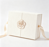 Boîte cadeau de luxe en carton rigide recyclable à double porte magnétique avec logo métallique Camélia, poignée en ruban personnalisée et foulard imprimé quadricolore