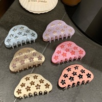 Nouveautés UME : Pince à cheveux en acétate de taille moyenne, style doux, avec design floral perlé ajouré personnalisé et motif requin