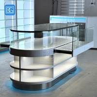 Einzelhandels-Glasvitrine LED-Beleuchtete Weiße Gebogene Thekenkonstruktion Vollansicht Maßgefertigte Ladeneinrichtung Vitrine