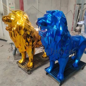 Scultura di Animale Personalizzata Leone in Fibra di Vetro Placcato Oro Verniciatura Colorata Rossa e Blu Decorazione per Interni ed Esterni - Product Image 5