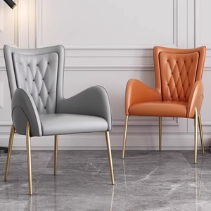 Chaise de salle à manger moderne en cuir capitonné avec pieds dorés pour usage domestique ou commercial - Product Image 1