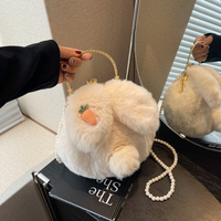 Sac à main d'hiver en peluche mignon pour femme, pochette à fermoir Kiss Lock, petit sac à main à cadre avec bandoulière en perles, sac à bandoulière fourrure pour femme pour soirée et mariage