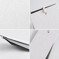 Étiquettes suspendues personnalisées de luxe en papier holographique gaufré et imperméable pour vêtements de marque de mode