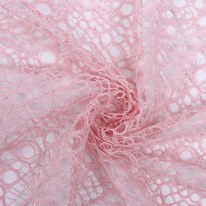 Jupe habillée en polyester de 150 cm de large pour femmes en rouge et <span class=keywords><strong>noir</strong></span> coloré grand trou tricot <span class=keywords><strong>maille</strong></span> filet dentelle tissu non extensible pour les filles - Product Image 4