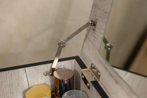 Meuble de chambre à coucher à vendre, armoire à maquillage de bonne qualité avec miroir - Product Image 2