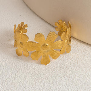 Pulsera de Oro con Diseño Floral, Acero Inoxidable 18K, Estilo Abierto, Joyería Unisex para Fiestas - Product Image 4