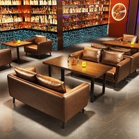 Ensemble de bar de style industriel en bois massif, tables, chaises, banquettes de bistrot, canapés pour bar commercial de luxe, petit mobilier de bar de type taverne