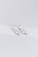 Double prospérité et double bonheur : Boucles d'oreilles en perles d'eau douce naturelles Aurora avec deux pétales de lotus.