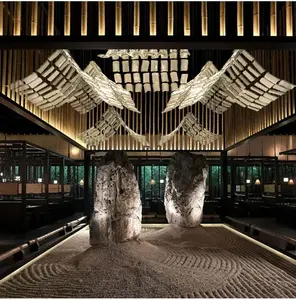 โคมไฟระย้าแก้วรูปเพดานโคมระย้าวิศวกรรมขนาดใหญ่ทำจากแก้วของตกแต่งในบาร์ล็อบบี้ของโรงแรมที่โดดเด่น