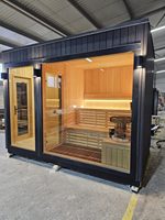 Sauna extérieur en bois massif au design moderne, avec dalles de sel de l'Himalaya, salle de repos panoramique en verre et poêle à vapeur de 9 kW en cèdre.