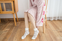 Vente en gros OEM Chaussons en peluche chauds et moelleux avec cœur épais Chaussons de nuit recroquevillés Chaussette de sol confortable à carreaux pour femmes Chaussettes floues