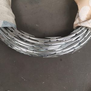 Temporaire chaud-vente galvanisé jexagonal accordéon fil de rasoir fer <span class=keywords><strong>barbelé</strong></span> oiseau lame de protection épines Anti-escalade fil de <span class=keywords><strong>barbier</strong></span> - Product Image 5