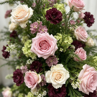 Arche de fleurs artificielles rustique et romantique rose et bordeaux avec verdure pour mariage bohème, cérémonie en extérieur, décoration de photomaton