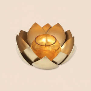 Bougeoir élégant en métal avec finition dorée pour la décoration de la maison Diwali et le thème de Noël - Product Image 1