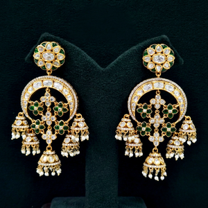 Boucles d'oreilles pendantes Kundan 07589, couleur or, motif floral, style chandelier, avec pierres vertes et blanches, bijoux pour mariage et fête - Product Image 1