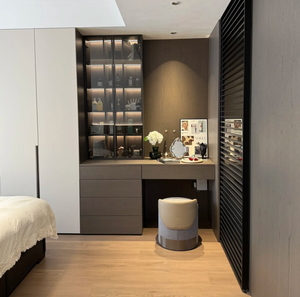 Armadio Multifunzionale Autentico Personalizzato Moderno con Serratura in Legno Massello con Vetrina e Tavolo da Toeletta Bianco per Camera da Letto - Product Image 2