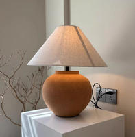 Lampe de table en céramique de style Wabi Sabi avec texture en terre cuite et abat-jour en lin
