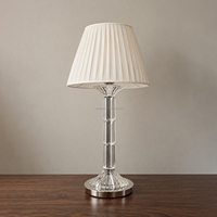 Lampe de table en cristal de luxe française, base en fer plaqué, abat-jour en tissu plissé, verre en cristal pour chambre à coucher, salon, villa, hôtel