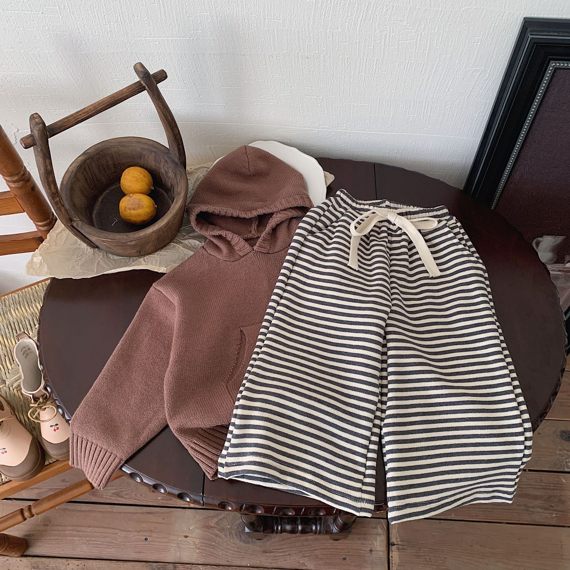 Pantaloni larghi a righe grigiastre