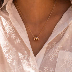 Collier avec breloques personnalisées avec le nom de la famille |   Pendentif en acier inoxydable gravé |   Bijoux personnalisés pour la fête des mères - Product Image 5