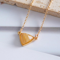 Triangle de cornaline rouge simple pendentif géométrique chaîne à maillons à la mode empilable amour or collier de pierres précieuses naturelles pour les femmes